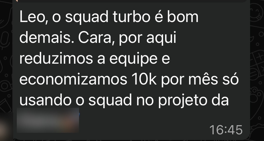 Print de WhatsApp: produtor conta que reduziu a equipe e economiza R$10 mil por mês num dos projetos usando o Squad Turbo, com nome do projeto borrado por privacidade